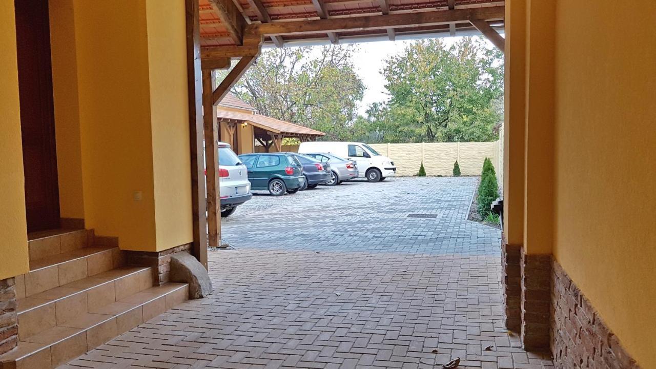 Toscana Apartman Gyula Exterior foto