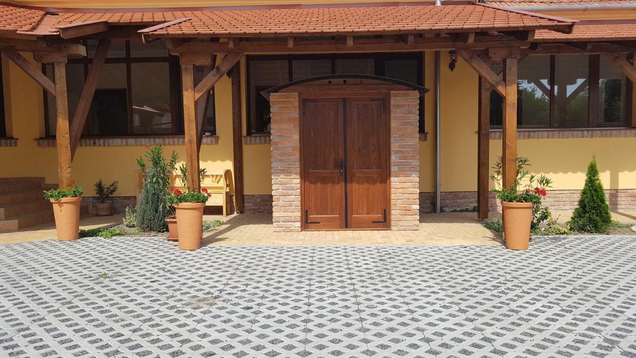 Toscana Apartman Gyula Exterior foto