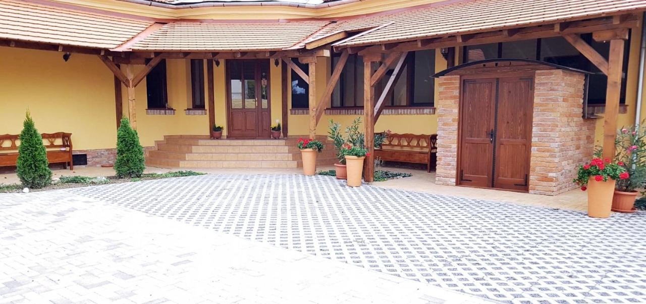 Toscana Apartman Gyula Exterior foto
